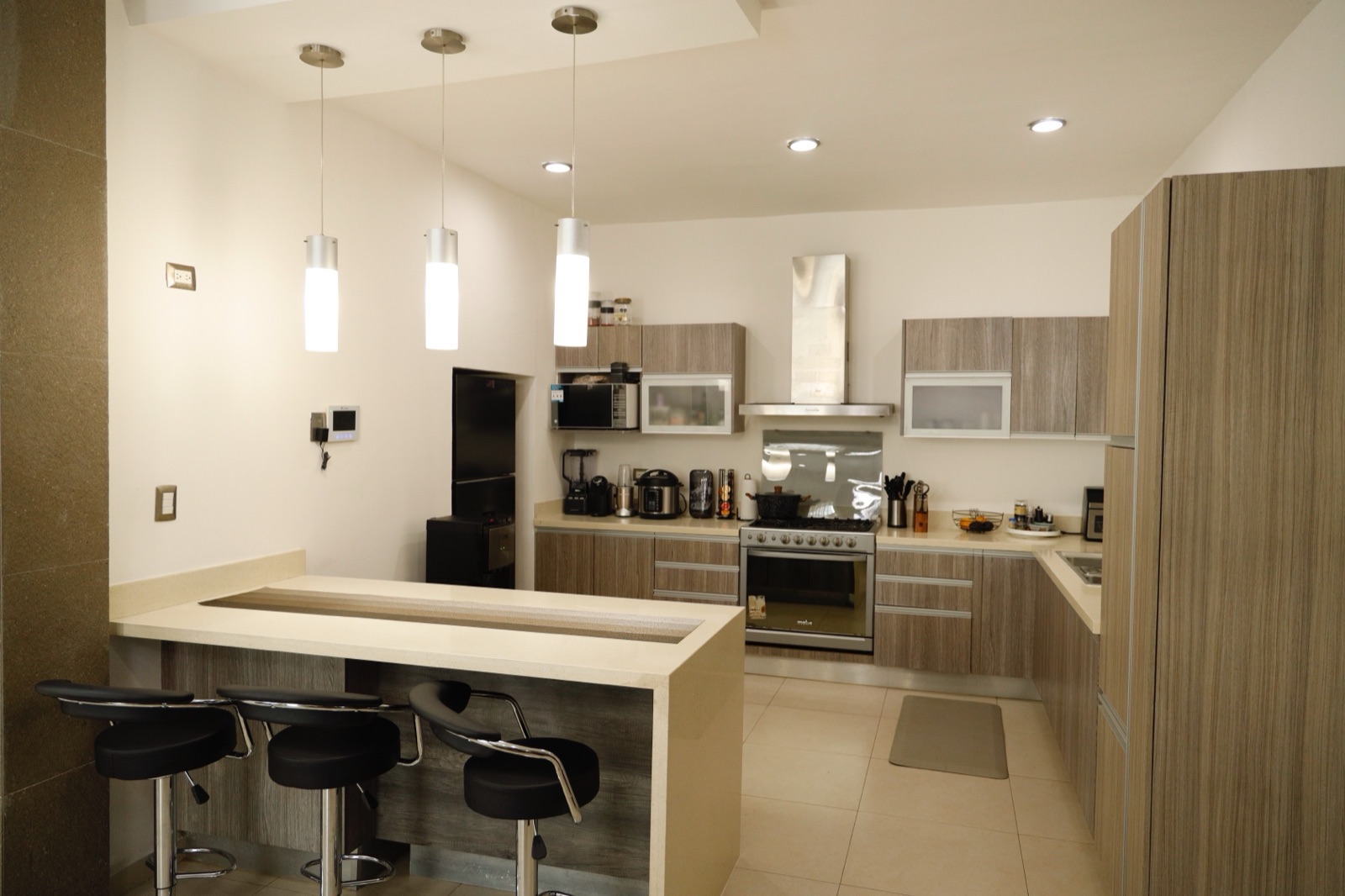 Cocina integral con barra y acabados premium, Casa Cluster 12, Real Campestre