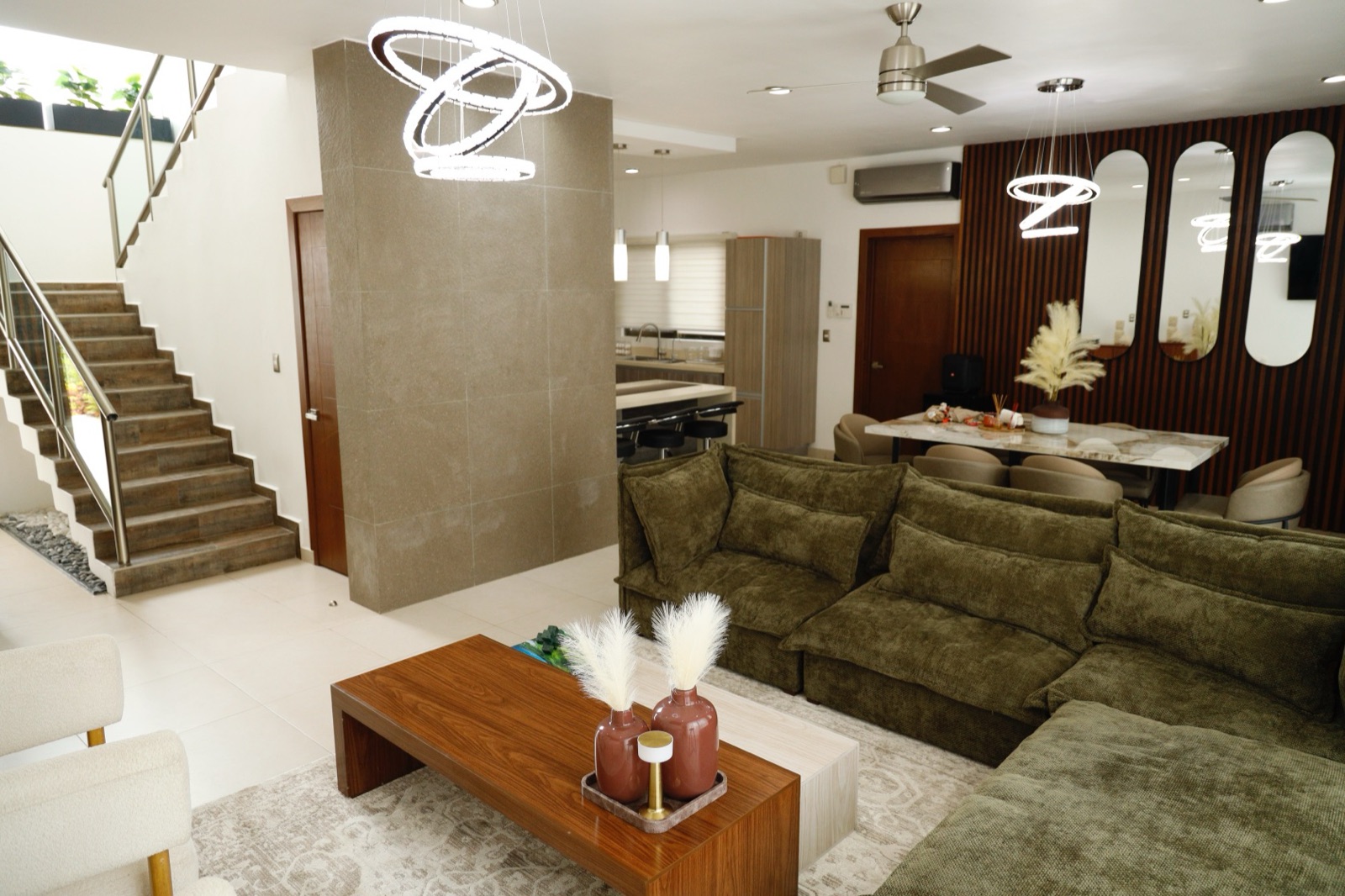 Sala con doble altura y acabados de lujo de casa en Real Campestre Cluster 12, Villahermosa, remodelada por My Home