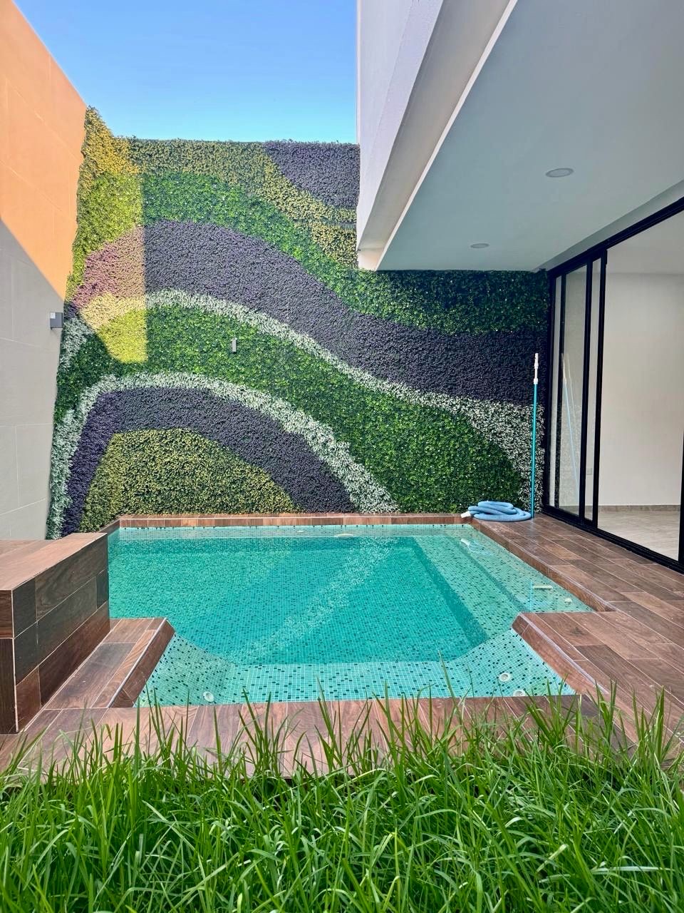 Piscina con jacuzzi y muro verde de casa de lujo en 3 niveles, Real Campestre Cluster 4, Villahermosa