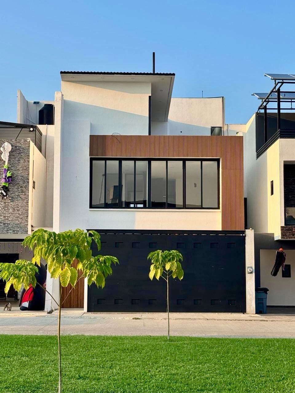Fachada contemporánea con celosía de madera de casa nueva de 3 niveles en Real Campestre Cluster 4