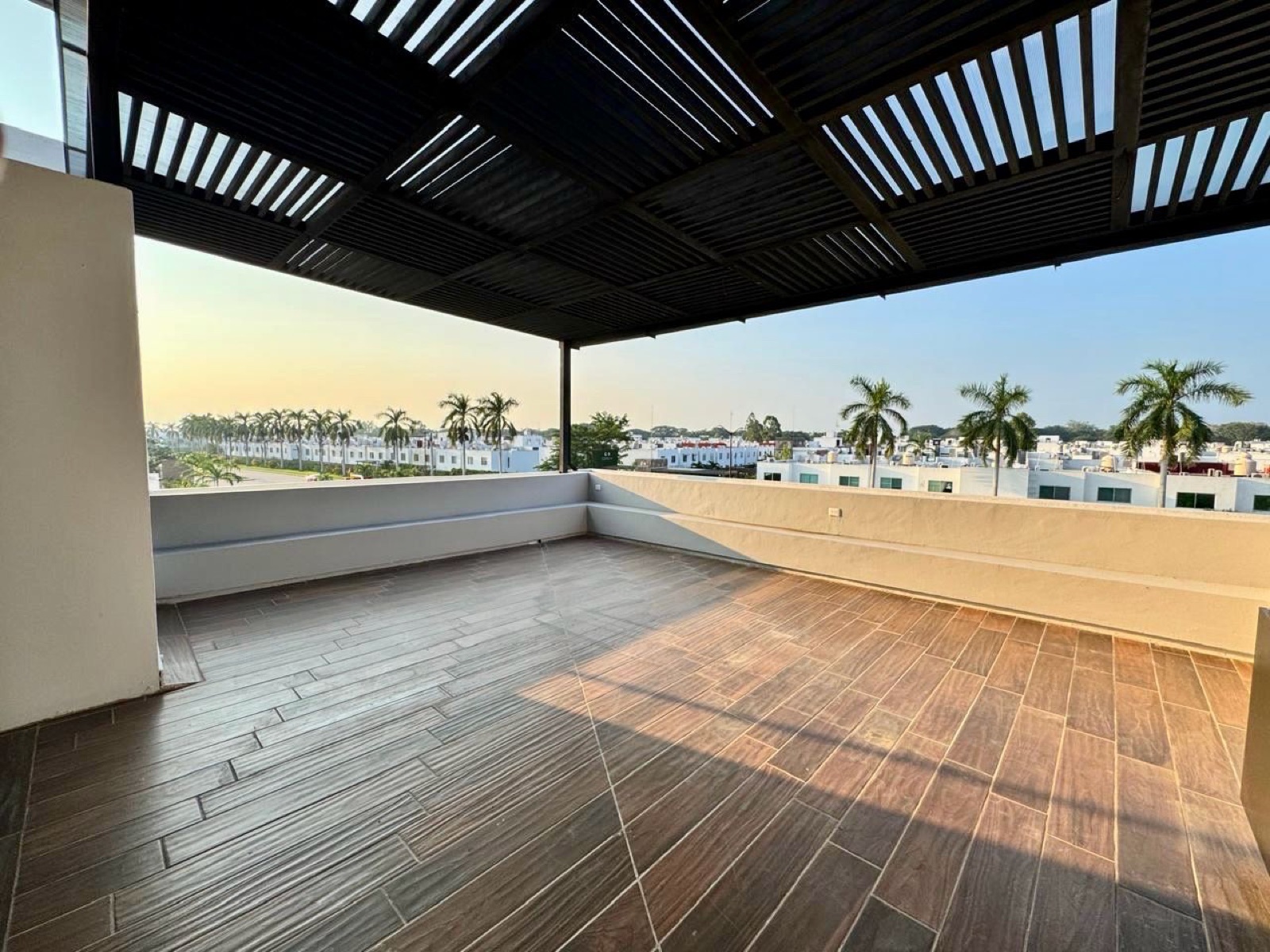 Terraza con pérgola y área de BBQ en el tercer piso de casa en Real Campestre Cluster 4