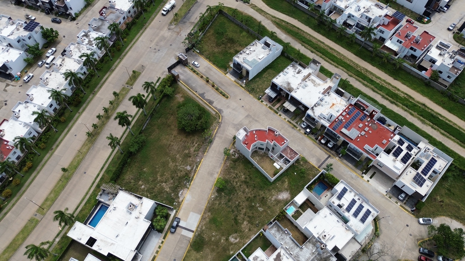Acceso controlado y boulevard con palmeras del fraccionamiento Real Campestre, Villahermosa