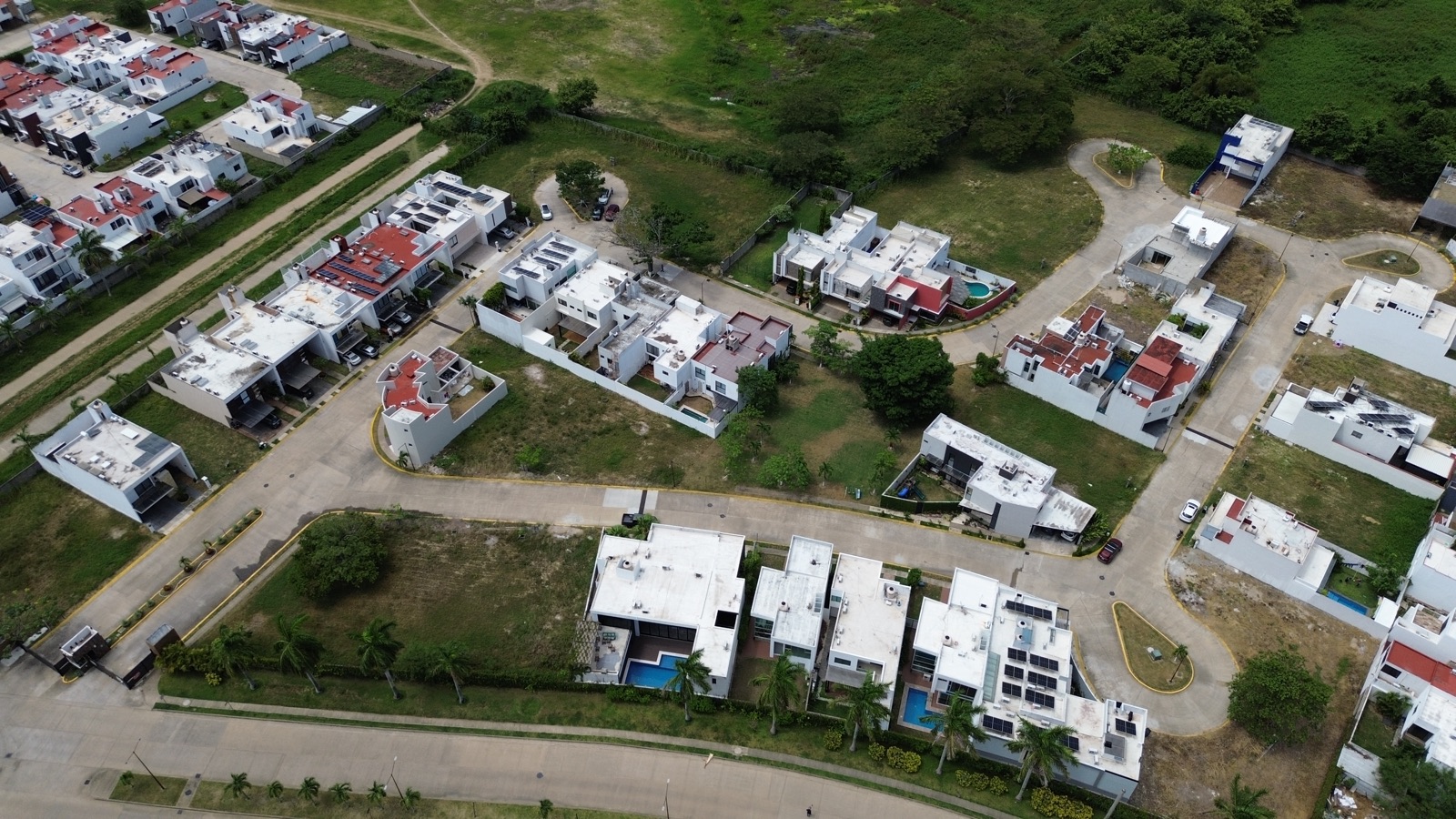 Vista aérea del desarrollo Real Campestre con residencias, albercas y áreas verdes, Villahermosa